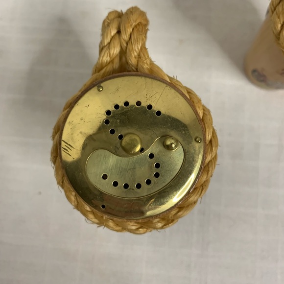 VINTAGE | Wood Salt and Pepper Shakers from the Bahamas. - Picture 5 of 13